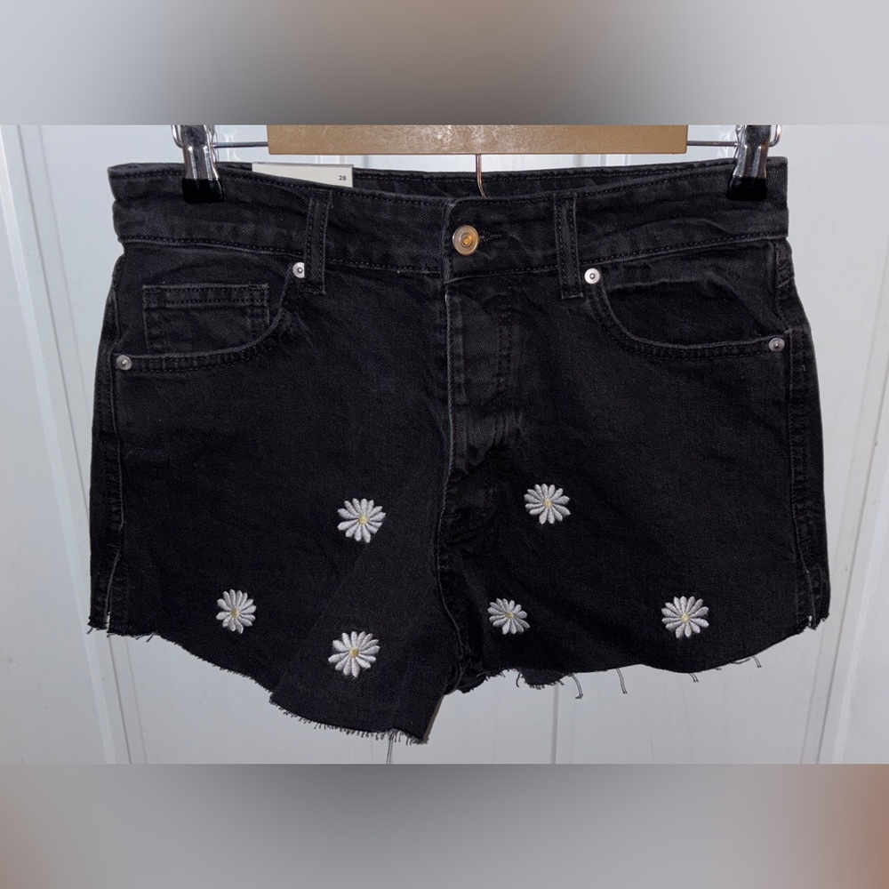 Forever 21 Black Daisy Embroidered Jean Shorts Sz.28~NWT